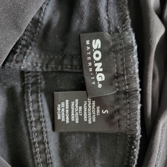 Black maternity shorts - Picture 3 of 3